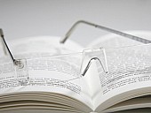 Buch mit Brille - (c) Peter Kirchhoff/pixelio.de